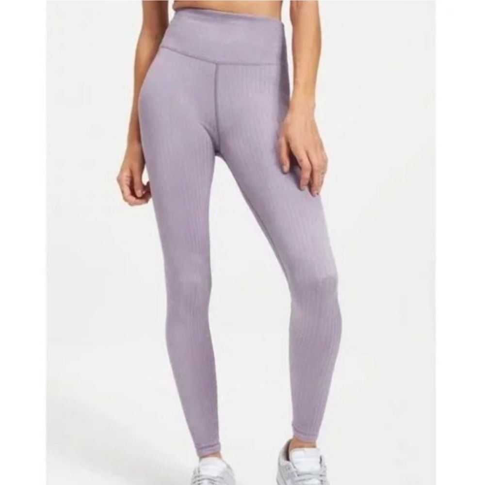 Good American dusty violet shine ribbed leggings